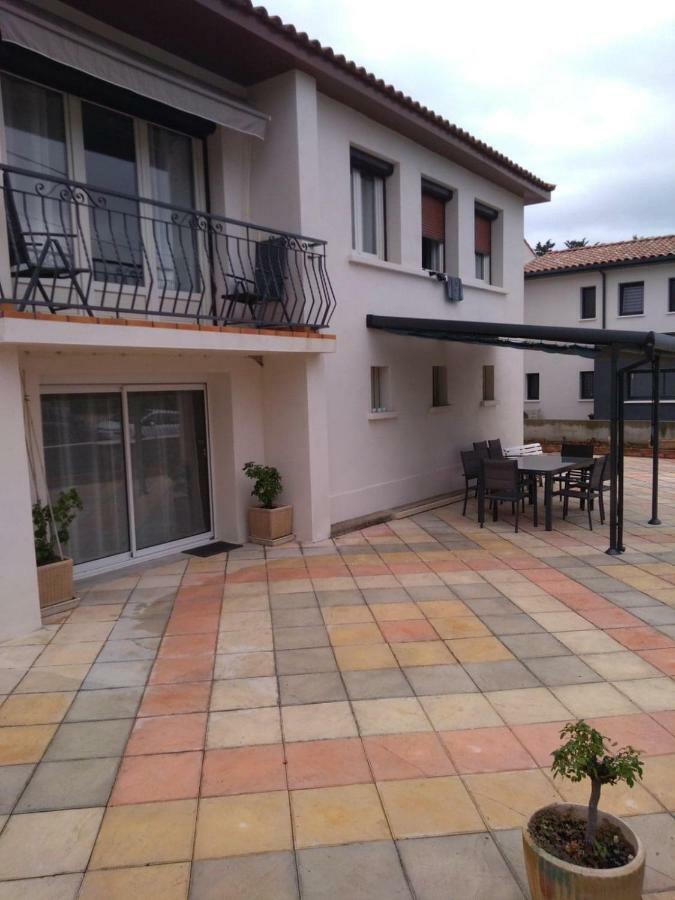 Maison De Charme Castries Exterior photo